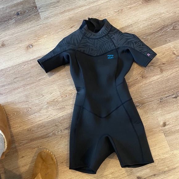 Women's Billabong Synergy Backzip Shorty Wetsuit 2mm - Picture 3 of 5